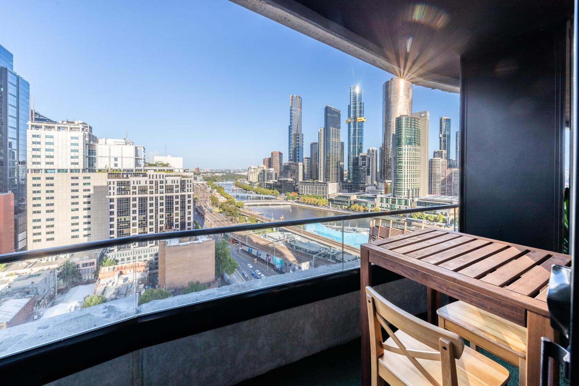 2 Bedroom Apartment With Stunning Views in Melbourne CBD - Aura on Flinders Exterior foto