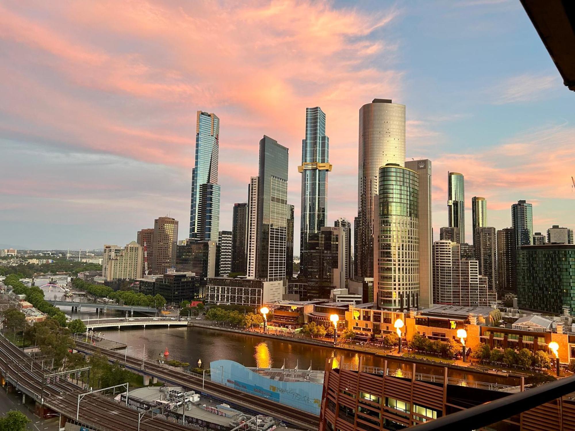 2 Bedroom Apartment With Stunning Views in Melbourne CBD - Aura on Flinders Exterior foto